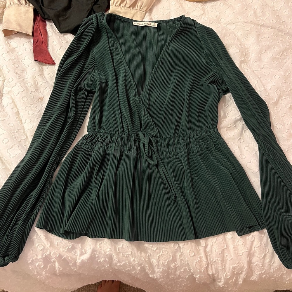 Abercrombie & Fitch Dark Green Long Sleeve V-neck top (size small)